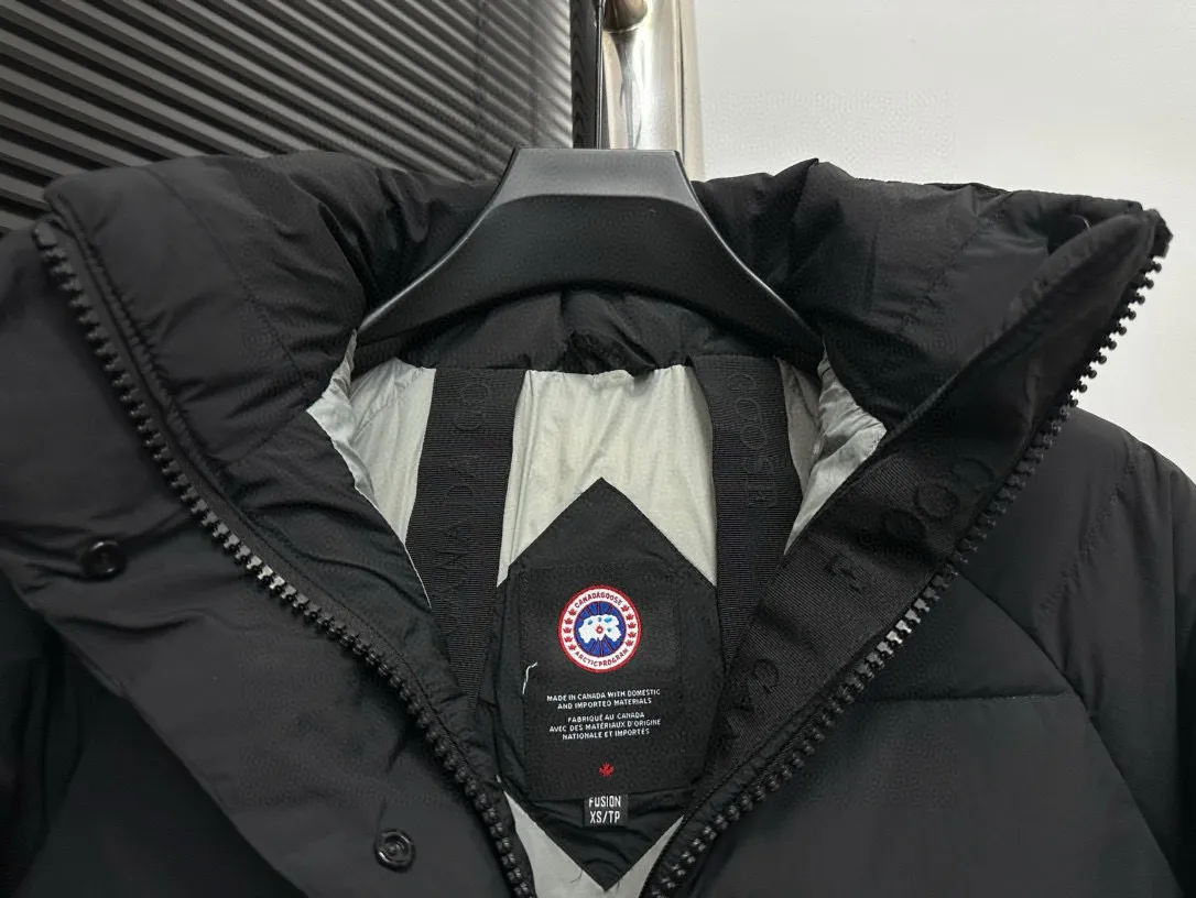 P780 【𝗖𝗔𝗡𝗔𝗗𝗔 𝗚𝗢𝗢𝗦𝗘】Capsule Series Macaron White Label Fabric: Made of soft EnduraLuxe fabric imported from DuPont, CORDURA, USA, which enhances the durability of easy-to-wear parts, is lightweight and durable; the liner is made of 400T anti-velvet gallbladder, which is comfortable, soft and non-velvet. : Equipped with a detachable hood, which can be adjusted in two directions, and is also filled with down, which brings greater softness and wrapping around the head and neck, and is full of warmth. This parka features white trim on the back and sides, and the hardware locks are all original and custom-made to match the muted fabric color. Goose label: The official website’s new series of silicone material labels, non-embroidery labels. Length: Fit hip-length. Size: XS-L